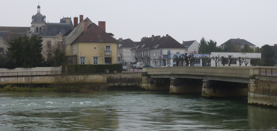 Le centre d'Arcis-sur-Aube vu depuis la rive droite (nord)