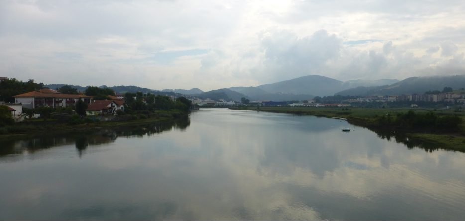 Le fleuve Bidassoa, frontalier entre l'Espagne et la France La Bidassoa, fleuve côtier frontalier entre l'Espagne et la France