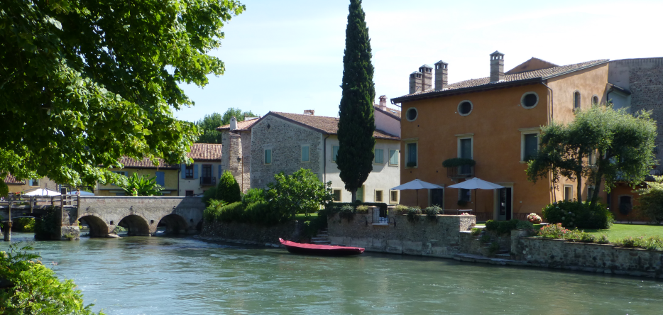 Borghetto : le pont sur le Mincio Le pont sur le Mincio à Borghetto