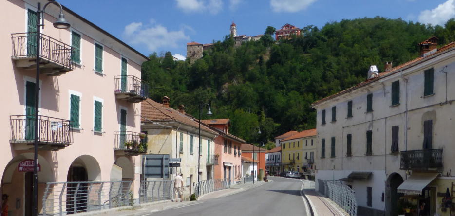 Dego : la rue principale et le quartier de Cua en surplomb La rue principale de Dego et le quartier de Cua en surplomb
