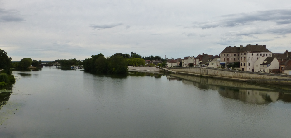 The river Saône in Seurre, Burgndy