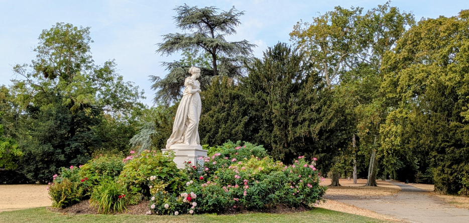 Statue de l'Impératrice Joséphine de Beauharnais dans le parc du château de Bois-Préau, à Rueil-Malmaison