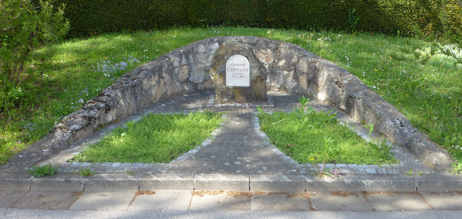 La tombe du général Jean-Baptiste Cervoni à Unterdeggenbach, sur le champ de bataille d'Eckmühl en Bavière