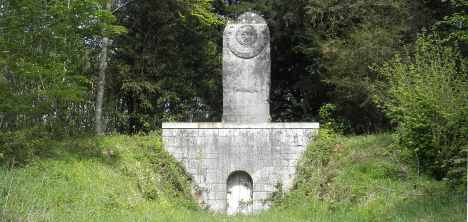 La tombe du général Charles-Victor-Emmanuel Leclerc, dans le parc du château de Montgobert près de Villers-Cotterêts
