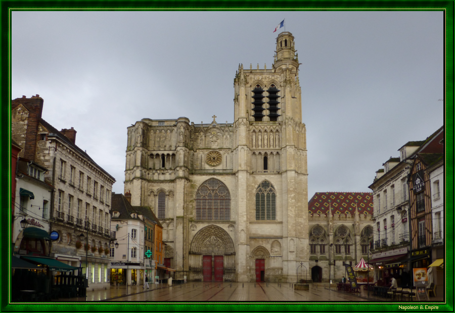 Vue de Sens : place de la République et Cathédrale
