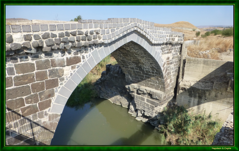 Le pont de Medjameh sur le Jourdain, vu d'aval