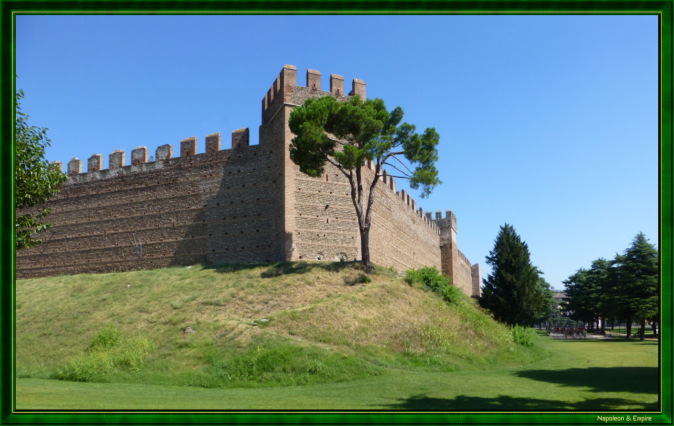 Villafranca di Verona : les remparts, vue 2