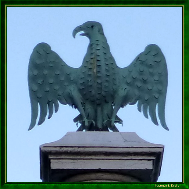 Aigle sur la colonne commémorative à Marengo