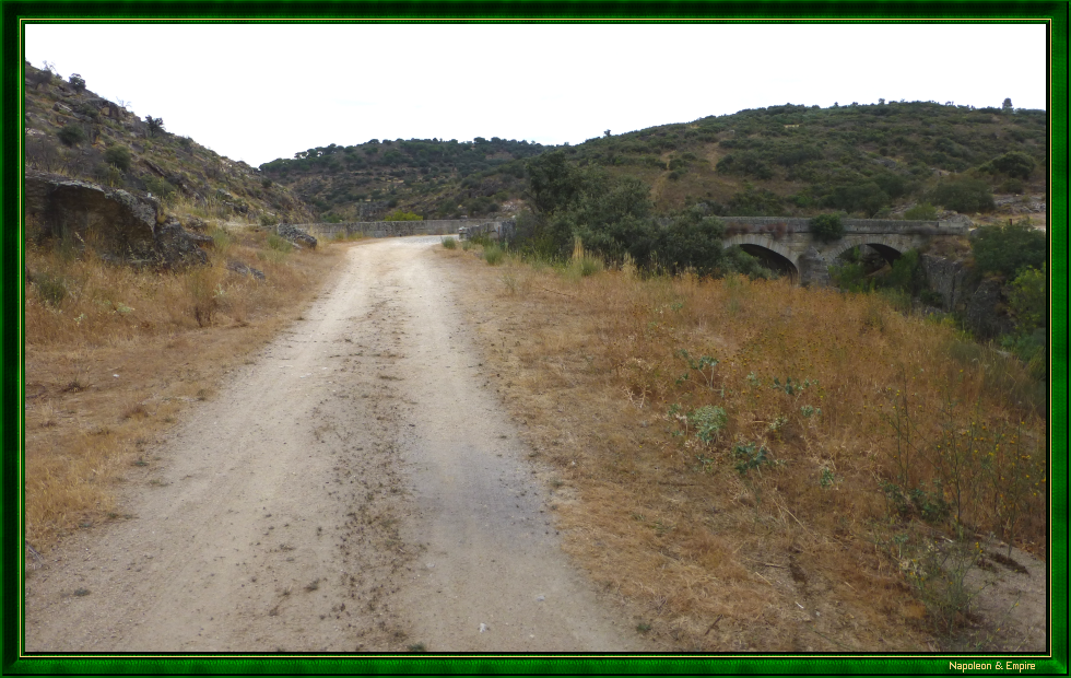 La route menant au Ponte Grande sur la Côa